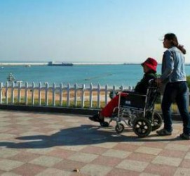 兴化八旬老人推轮椅带老伴游中国(为了方便推轮椅带老伴出门)